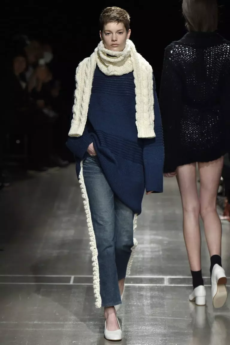 Жіночі светри (192 фото): модні светри 2021, білі, чорні, довгі, з горлом, з кашеміру, теплі, трикотажні, з косами 1052_190