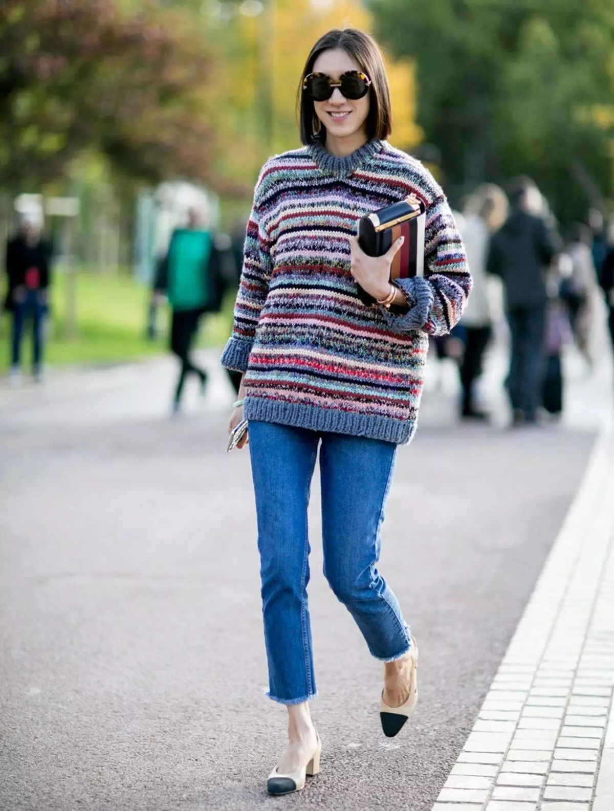 Женски џемпери (192 фотографии): модни џемпери 2021, бело, црно, долго, со грло, кашмир, топло, плетени, со плетенки 1052_191