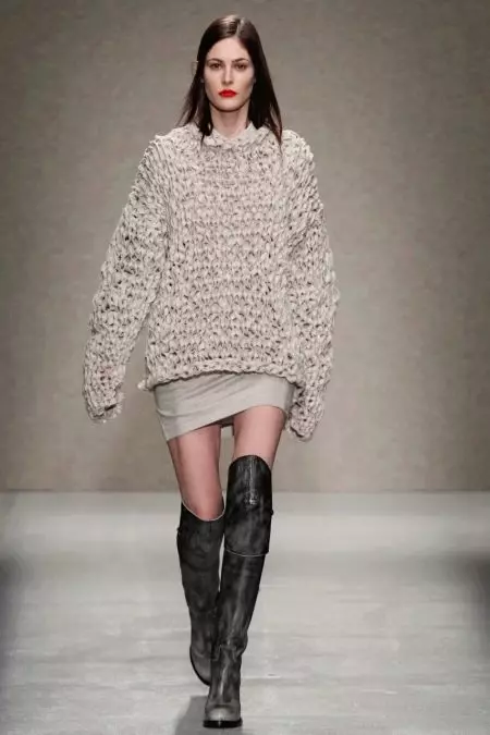 Ženski puloverji (192 fotografije): modni puloverji 2021, bela, črna, dolga, z grlo, kašmir, tople, pletena, s pletenicami 1052_36