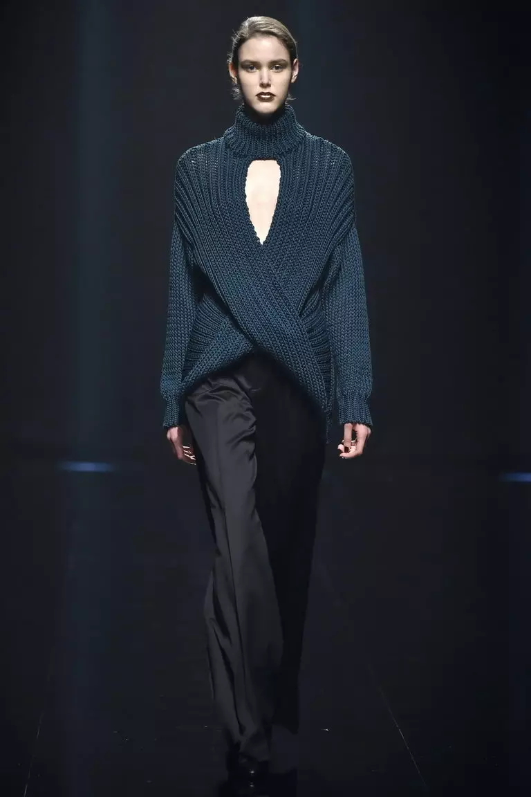 Женски џемпери (192 фотографии): модни џемпери 2021, бело, црно, долго, со грло, кашмир, топло, плетени, со плетенки 1052_4
