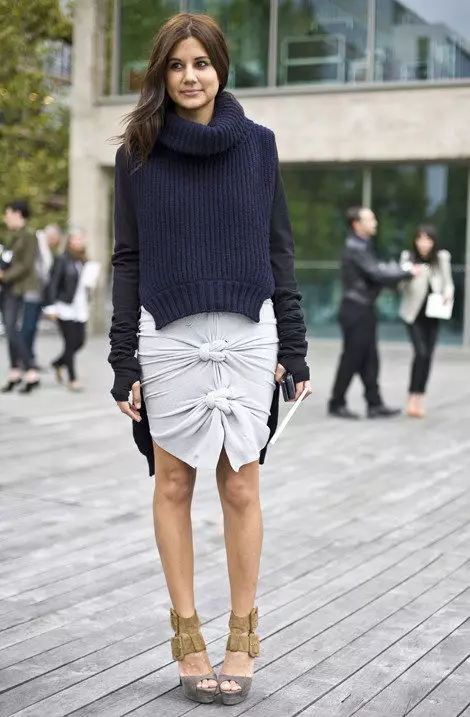 Женски џемпери (192 фотографии): модни џемпери 2021, бело, црно, долго, со грло, кашмир, топло, плетени, со плетенки 1052_41