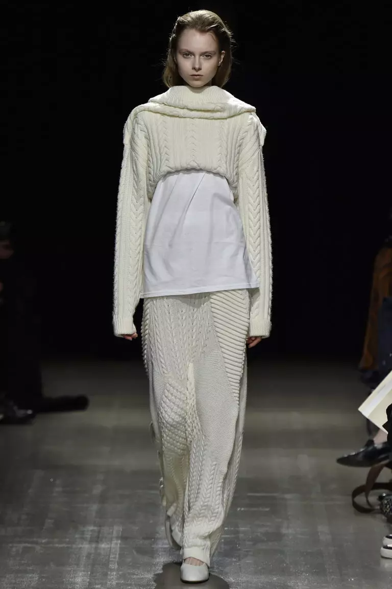 Жіночі светри (192 фото): модні светри 2021, білі, чорні, довгі, з горлом, з кашеміру, теплі, трикотажні, з косами 1052_63