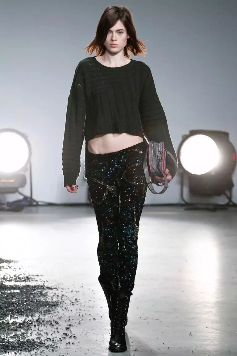 Женски џемпери (192 фотографии): модни џемпери 2021, бело, црно, долго, со грло, кашмир, топло, плетени, со плетенки 1052_75