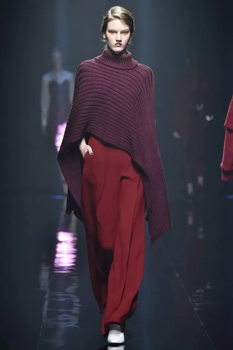 Жіночі светри (192 фото): модні светри 2021, білі, чорні, довгі, з горлом, з кашеміру, теплі, трикотажні, з косами 1052_79