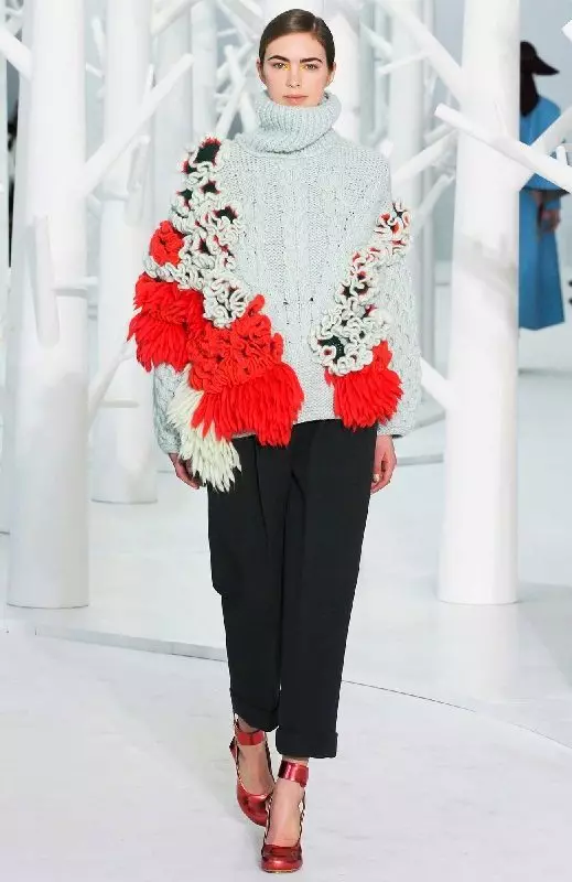 Женски џемпери (192 фотографии): модни џемпери 2021, бело, црно, долго, со грло, кашмир, топло, плетени, со плетенки 1052_86