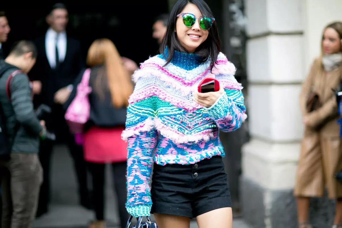 Жіночі светри (192 фото): модні светри 2021, білі, чорні, довгі, з горлом, з кашеміру, теплі, трикотажні, з косами 1052_87