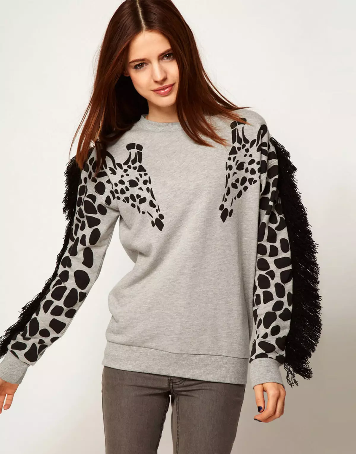 Женски џемпери (192 фотографии): модни џемпери 2021, бело, црно, долго, со грло, кашмир, топло, плетени, со плетенки 1052_94