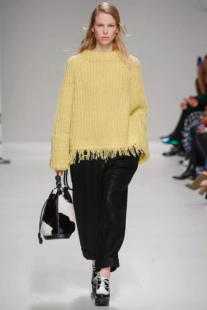 Женски џемпери (192 фотографии): модни џемпери 2021, бело, црно, долго, со грло, кашмир, топло, плетени, со плетенки 1052_97