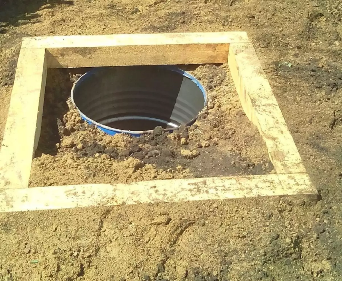 Сколько стоит выкопать туалет. Дачный туалет с выгребной ямой. Копка выгребной ямы. Выгребная яма 2x2. Выгребная яма для туалета на даче.