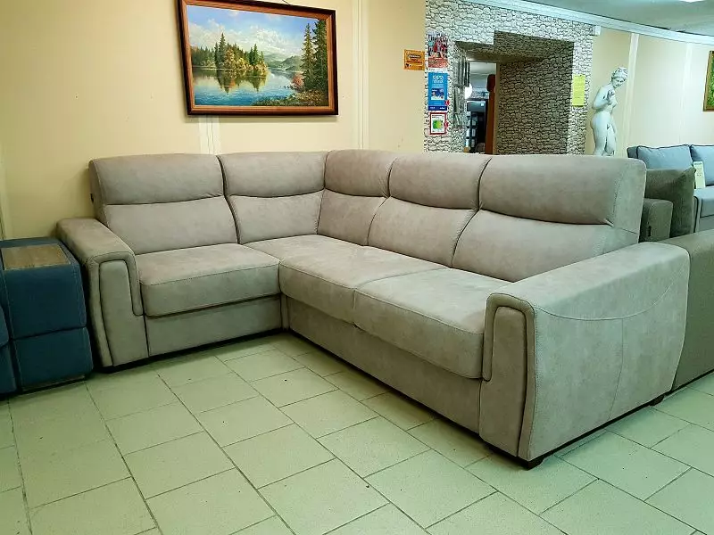 Keunstmjittige suede foar meubels (23 foto's): Foardielen en neidielen en neidielen fan meubelfost foar bekleding fan in sofa, resinsjes 10574_12