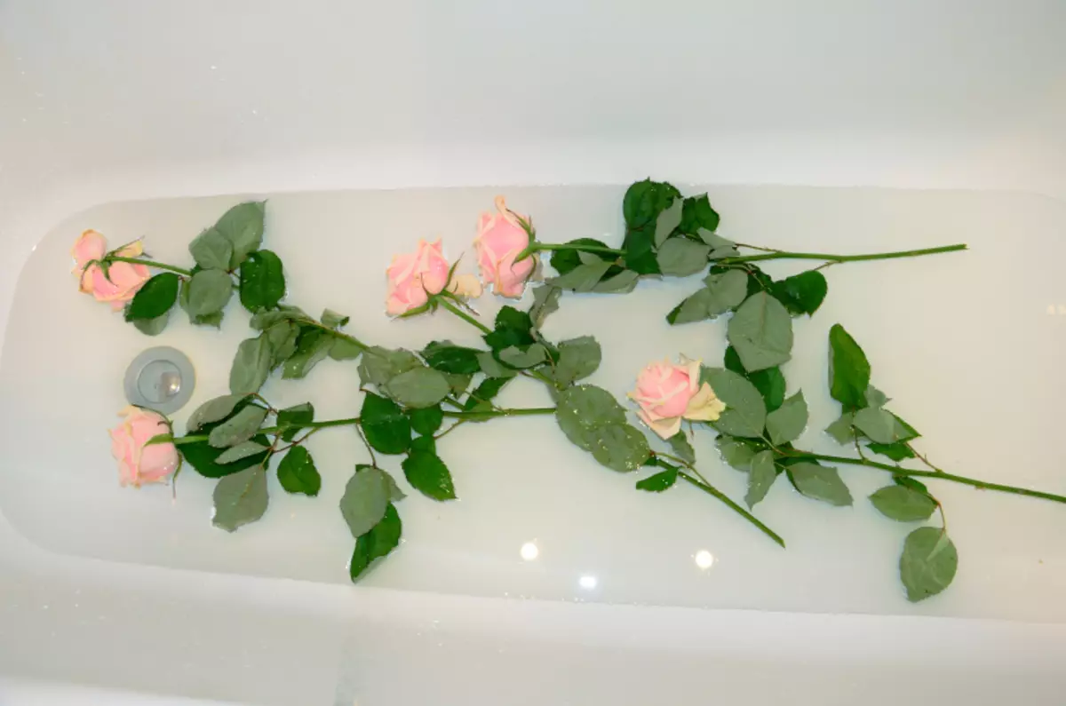 Как спасти розы в вазе. Розы в ванной. Цветы в ванне. Розы в холодную ванну. Букет роз в ванне.