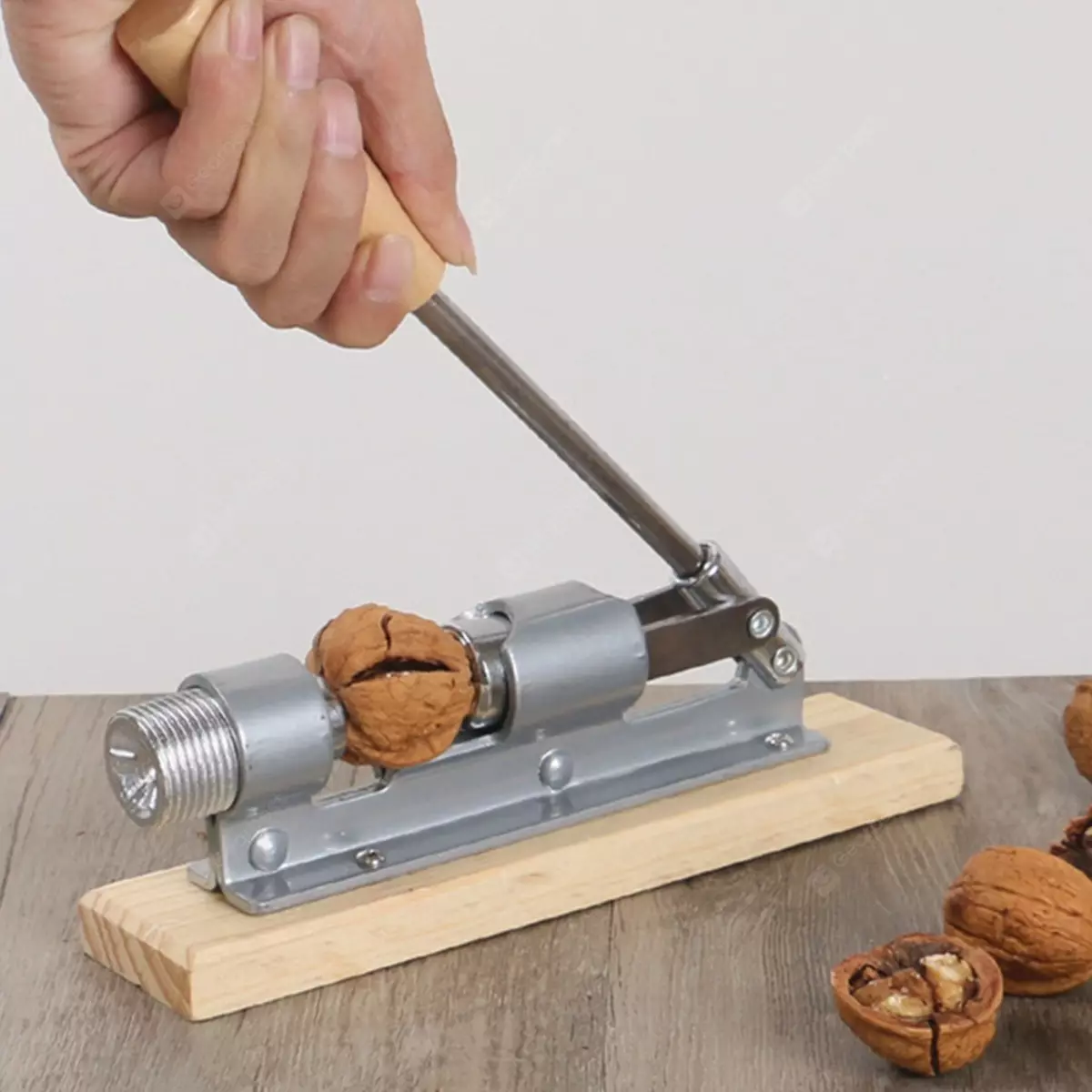 Orekhokol: ලා දුඹුරු සඳහා walnuts සහ Cedar සඳහා. ඇට වර්ග, ලී සහ වෙනත් ඇවිදින්නන් යන මුදු සඳහා 