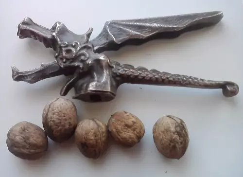 Orekhokol: ngokuba walnuts kunye umsedare, ngenxa hazelnuts. Wonk 'Nutcracker 