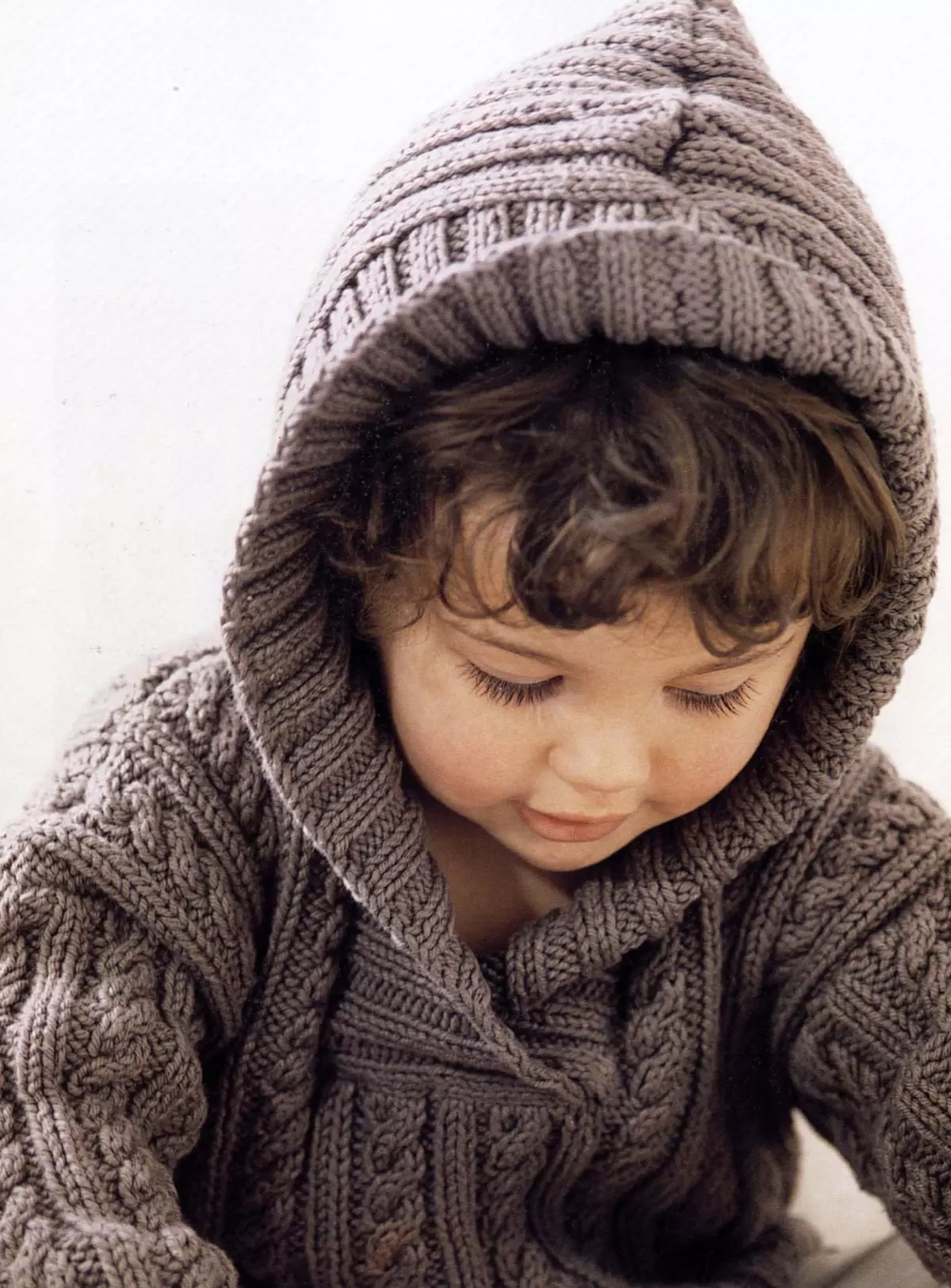 Vaikų megztinis 2021 (48 nuotraukos): stilingi berniukų ir mergaičių modeliai nuo 2 metų 1059_16