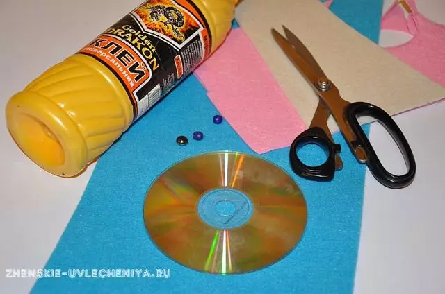 Stovėkite pagal karštą do-it-yourself: nuo audinio (veltinio) ir faneros. Kaip juos padaryti iš diskų ir makramo iš virvės (iš virvių)? Sukurti popierių su vaikais ir kitomis idėjomis 10629_12