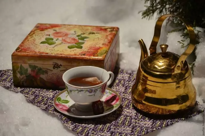 Enseigne (29 photos): caractéristiques du choix de la porcelaine, du fer et des canettes en verre pour stocker du thé. Quels réservoirs sont plus appropriés pour stocker du thé et du café dans la cuisine? 10651_10