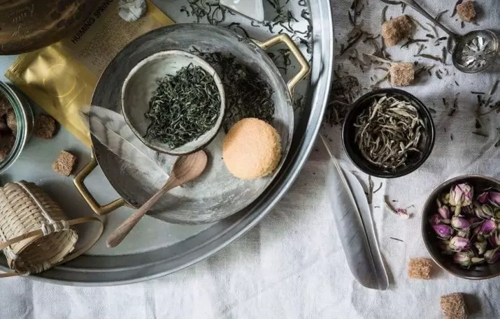 Enseigne (29 photos): caractéristiques du choix de la porcelaine, du fer et des canettes en verre pour stocker du thé. Quels réservoirs sont plus appropriés pour stocker du thé et du café dans la cuisine? 10651_8