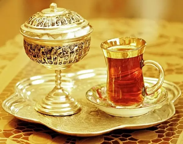 Армуд (27 фото): опис азербайджанських склянок для чаю. Як користуватися турецьким чайним набором? 10695_12
