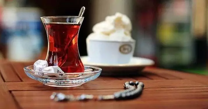 Armukty (27 fotografií): Popis azerbajdžanských okuliarov na čaj. Ako používať turecký čajový set? 10695_13