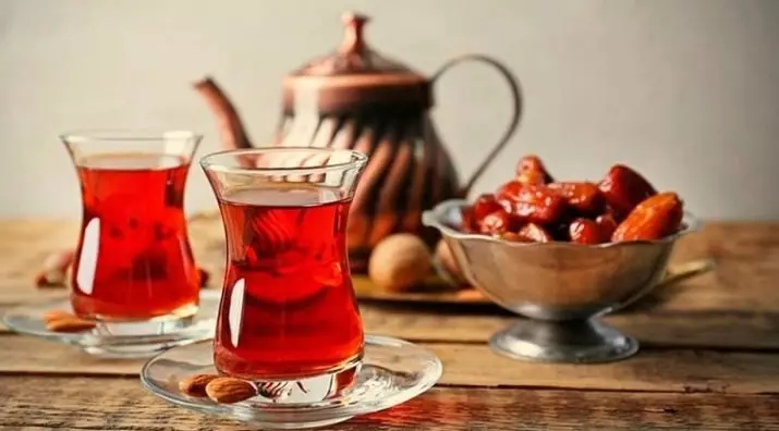 Armature (27 foto): Descrizione degli occhiali Azerbaijani per il tè. Come usare il set da tè turco? 10695_17