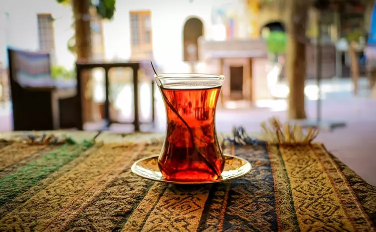 Armudes (27 снимки): описание на азербайджански очила за чай. Как да се използва турската сервиз за чай? 10695_18