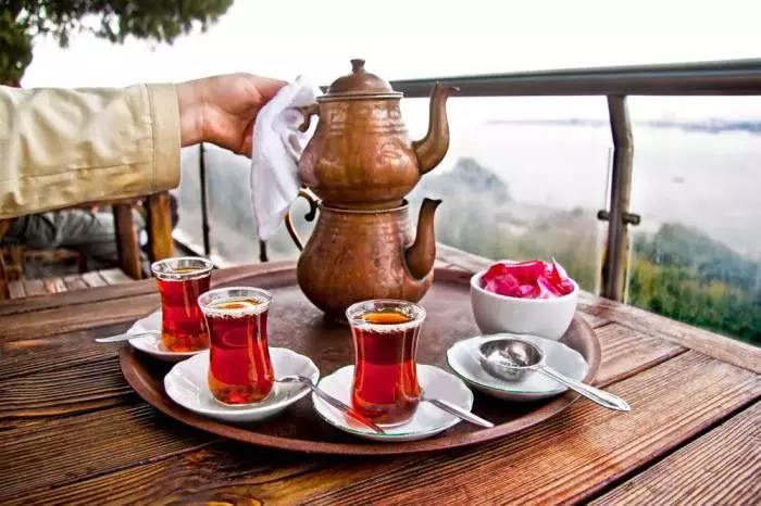 Armukty (27 fotografií): Popis azerbajdžanských okuliarov na čaj. Ako používať turecký čajový set? 10695_19