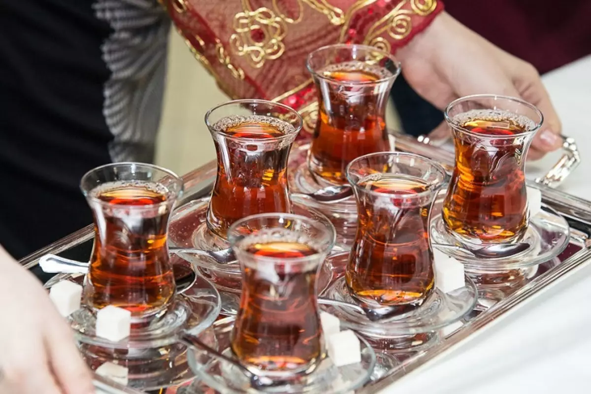 Armudes (27 ảnh): Mô tả về kính Azerbaijani cho trà. Làm thế nào để sử dụng bộ trà Thổ Nhĩ Kỳ? 10695_2
