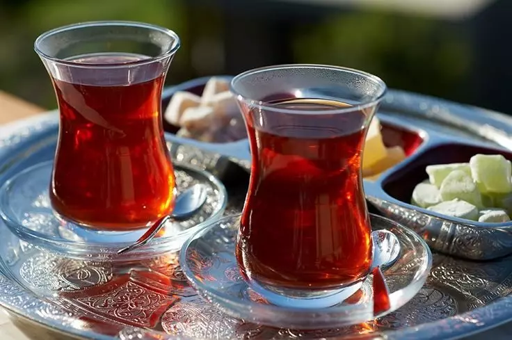 Armudes (27 ảnh): Mô tả về kính Azerbaijani cho trà. Làm thế nào để sử dụng bộ trà Thổ Nhĩ Kỳ? 10695_24