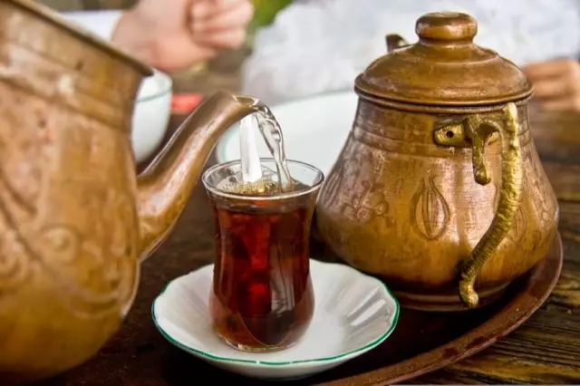 Armudes (27 fotoğraf): Çay için Azerbaycanlı gözlüklerin açıklaması. Türk Çay Seti Nasıl Kullanılır? 10695_25