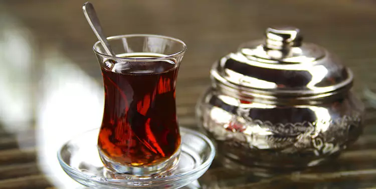 Armudes (27 fotoğraf): Çay için Azerbaycanlı gözlüklerin açıklaması. Türk Çay Seti Nasıl Kullanılır? 10695_26