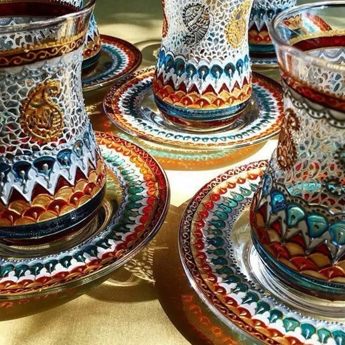 Армуд (27 фото): опис азербайджанських склянок для чаю. Як користуватися турецьким чайним набором? 10695_3