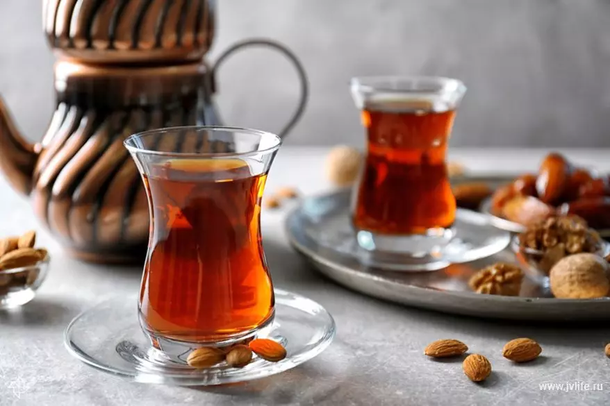 Armudes (27 ảnh): Mô tả về kính Azerbaijani cho trà. Làm thế nào để sử dụng bộ trà Thổ Nhĩ Kỳ? 10695_6
