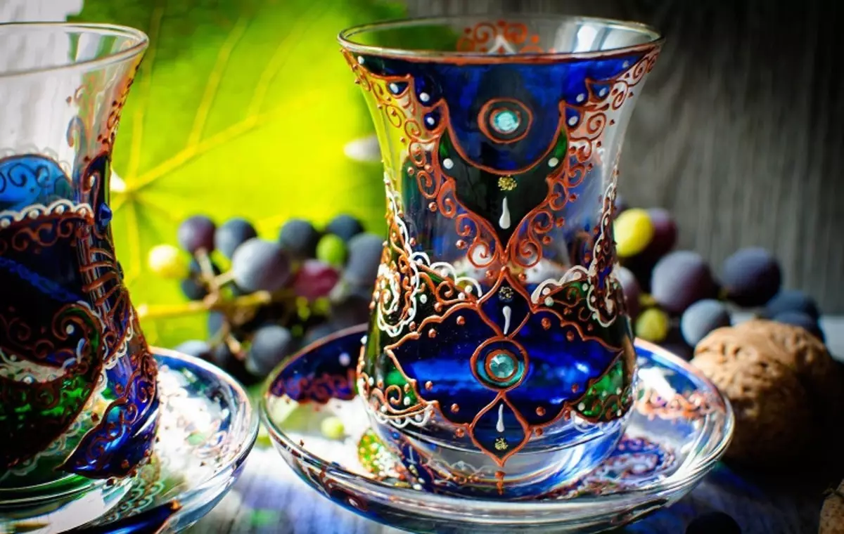 Armudes (27 ảnh): Mô tả về kính Azerbaijani cho trà. Làm thế nào để sử dụng bộ trà Thổ Nhĩ Kỳ? 10695_8