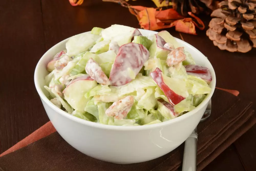 Salader (32 Picha): Kioo na bakuli ya saladi ya kioo na kifuniko, sahani za saladi za mraba na chaguzi nyingine 10724_3