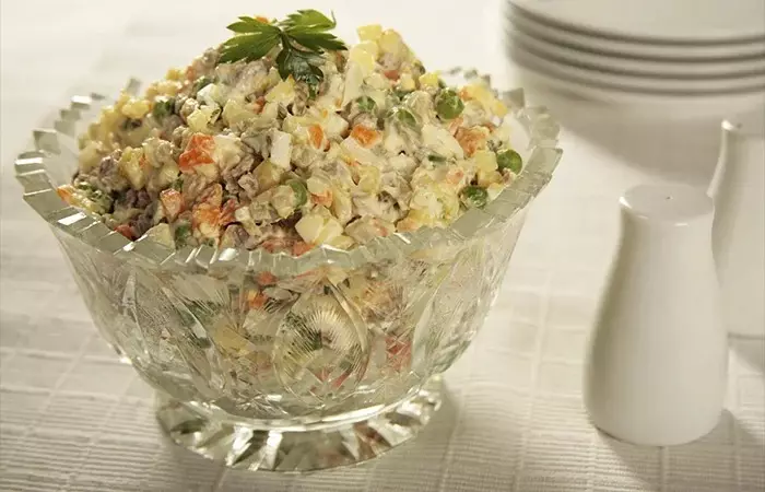 Saladers (32 fotografije): kristal salatu Staklo i zdjele s poklopcem, drveni kvadratnih salata ploče i druge opcije 10724_31