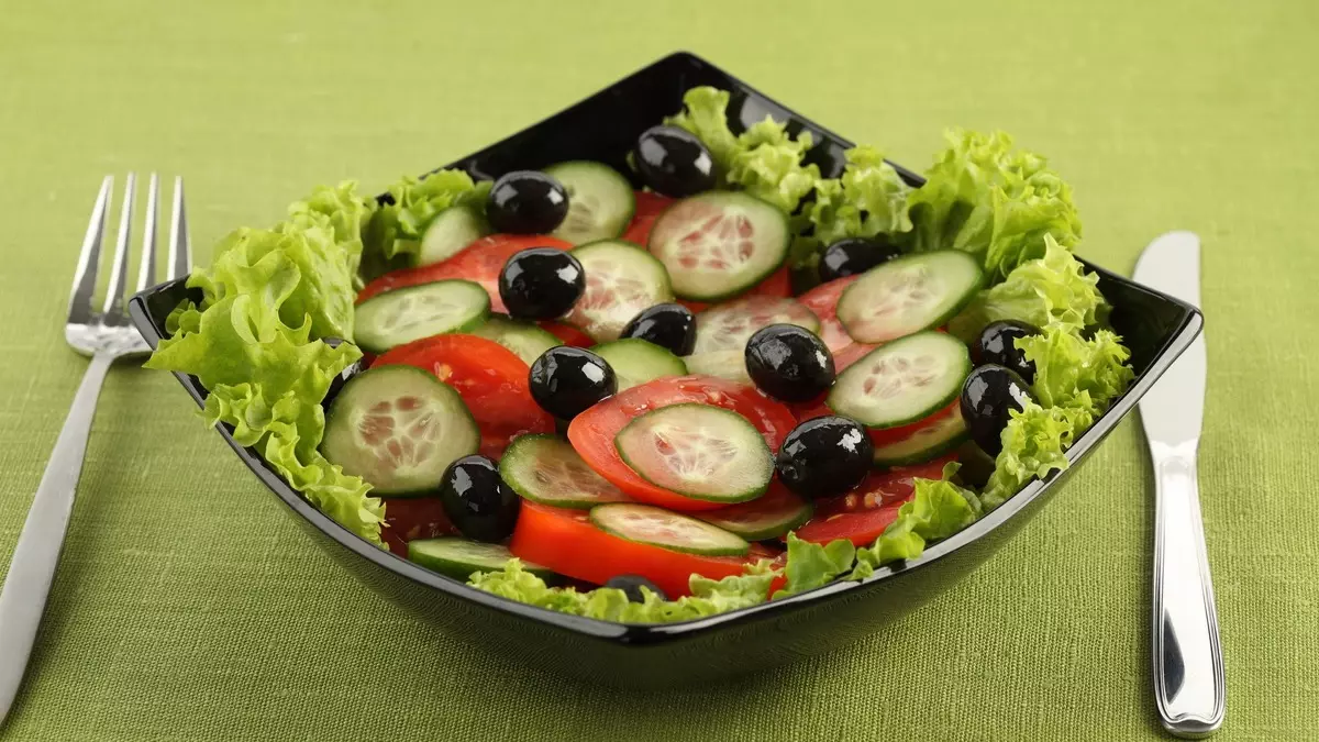 Ra cửa (32 ảnh): bát salad thủy tinh và pha lê có nắp, tấm salad vuông bằng gỗ và các tùy chọn khác 10724_4