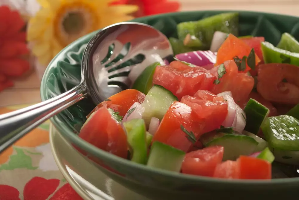 Salders (32 foto's): Glas en kristallen salade kommen met deksel, houten vierkante salade platen en andere opties 10724_5