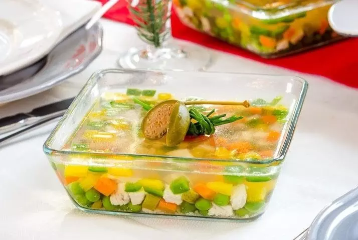 Salders (32 foto's): Glas en kristallen salade kommen met deksel, houten vierkante salade platen en andere opties 10724_8