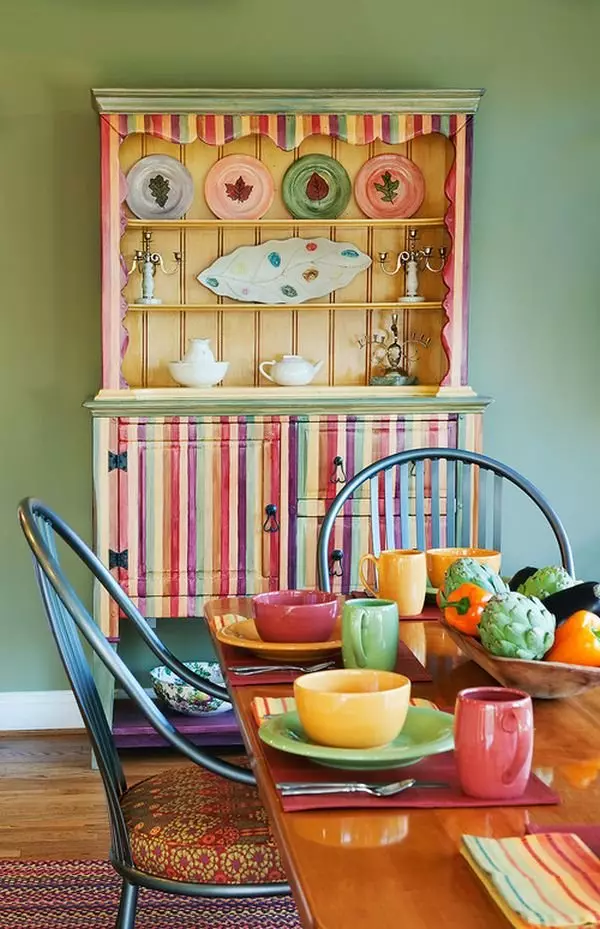 Кольорова посуд: червона і синя, зелена і жовта, блакитна в горошок і рожева, біла із золотою облямівкою і фіолетова 10735_4