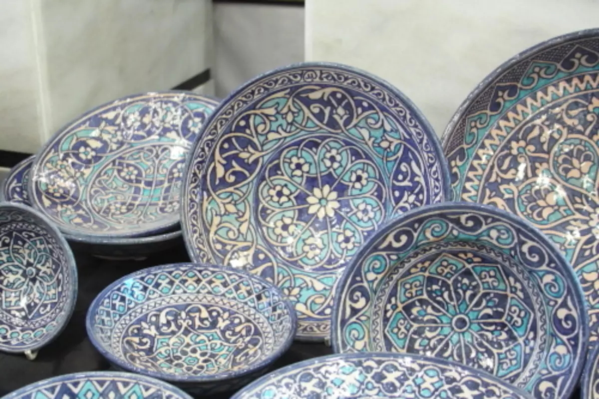 Uzbek skûtels (25 foto's): Funksjes fan tee sets, platen, skilderjen en oare nasjonale gerjochten fan Oezbekistanproduksje 