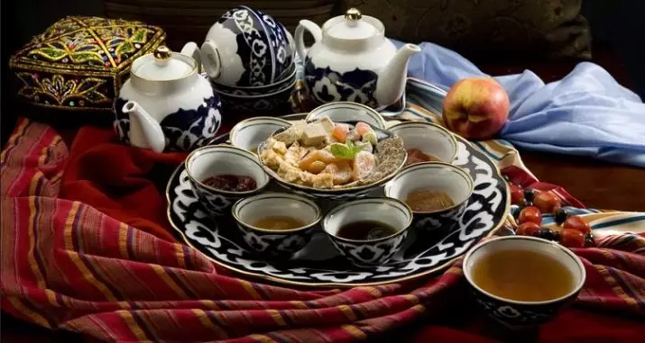 Uzbek dishes (25 photos): Features of tea sets, plates, painting and other national dishes of Uzbekistan production 