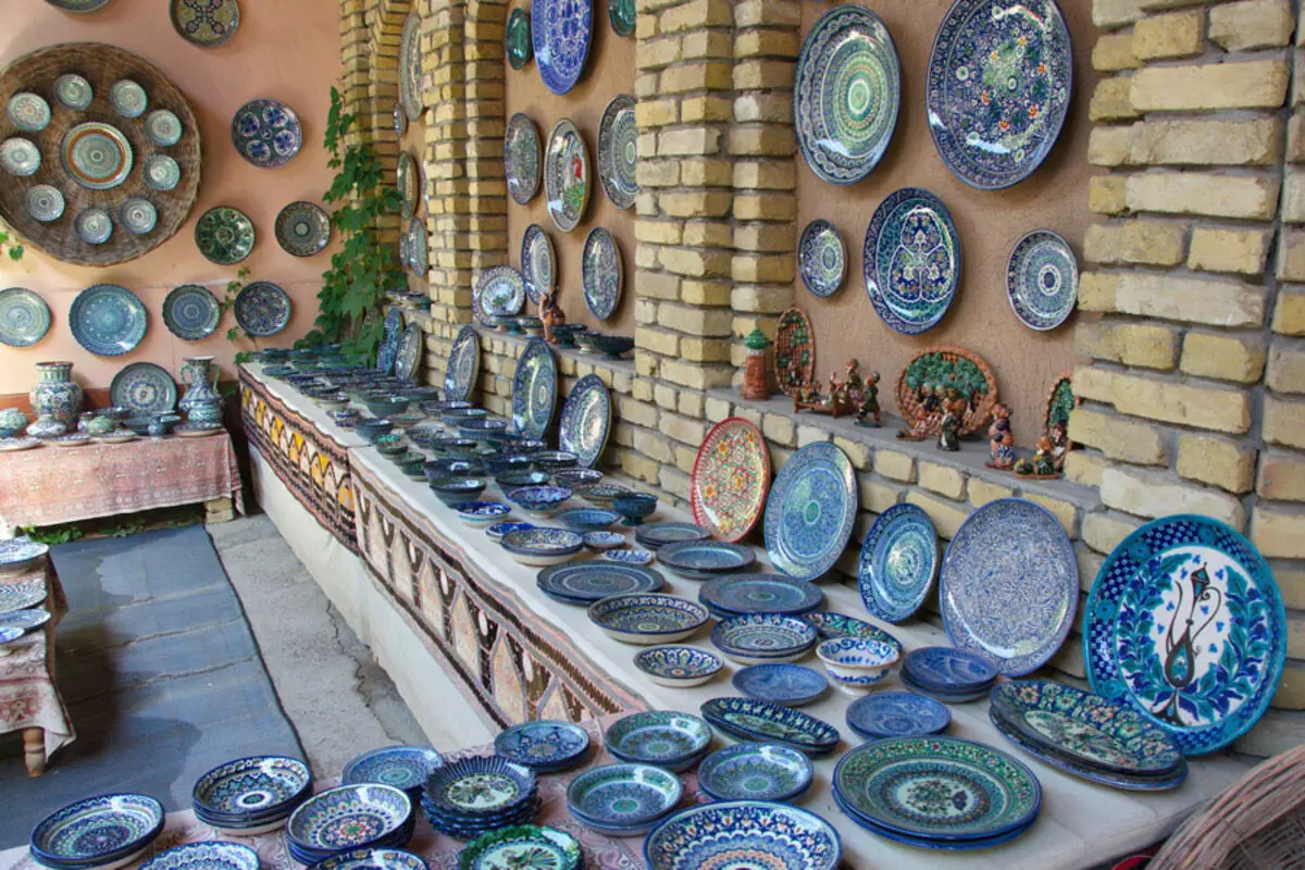 Pratos Uzbeque (25 fotos): características de placas de chá, pratos, pintura e outros pratos nacionais da produção de Uzbequistão 