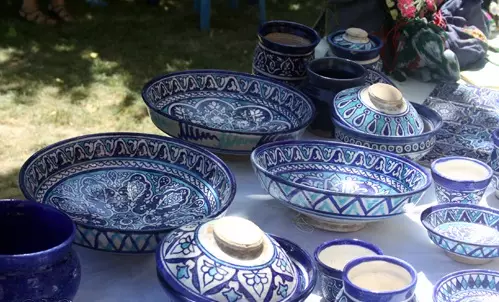 Uzbek piring (25 foto): fitur set teh, piring, lukisan dan hidangan nasional lainnya dari produksi Uzbekistan 