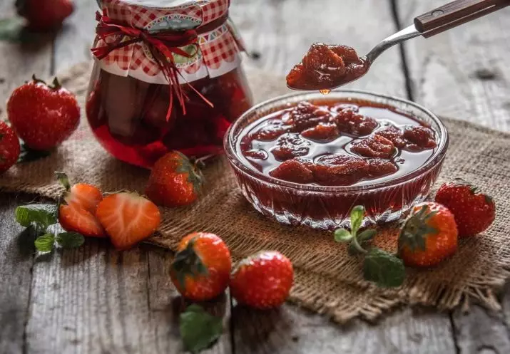 Prise de confiture (17 photos): soucoupe en cristal et soucoupe de verre. Comment choisir un ensemble de plaques pour la confiture? 10739_3