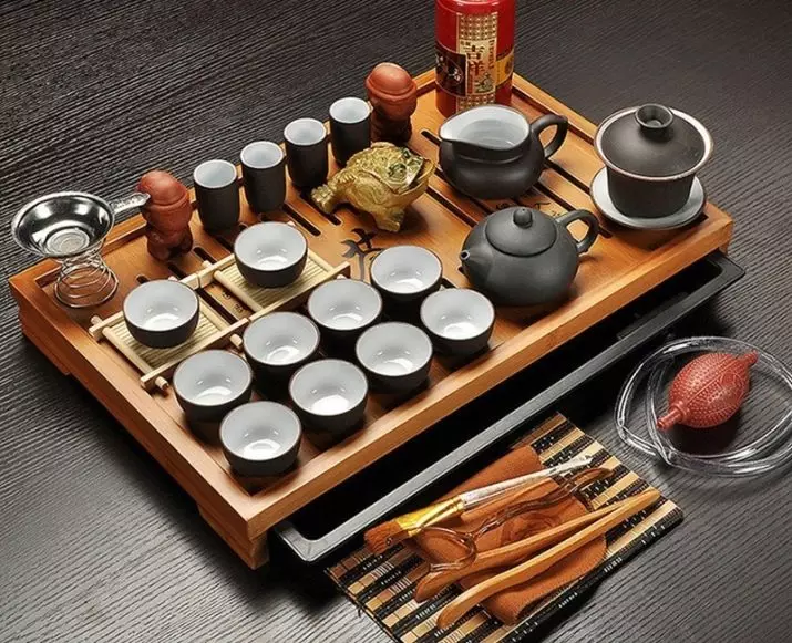 चहा टेबलवेअर (1 9 फोटो): समारंभासाठी एक सेट कसे निवडावे? चहा फुगणे कोणत्या गोष्टींमध्ये प्रवेश करावा? 10746_10