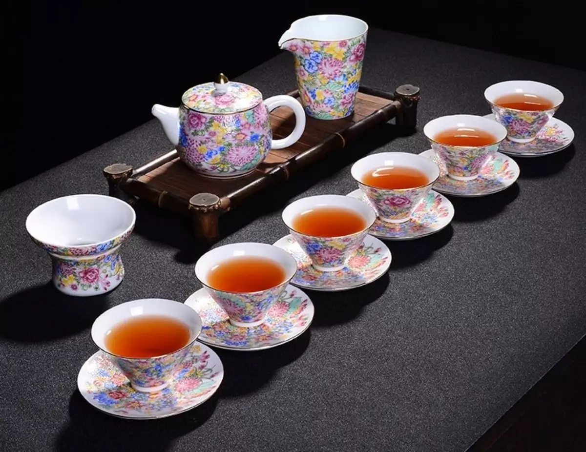 Tea tableware (sary 19): Ahoana ny fomba hisafidianana napetraka ho an'ny lanonana? Inona no zavatra tokony hidiran'ny dite henany? 10746_16