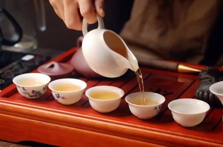 Tea tableware (19 photos): Yadda za a zabi wani sa domin bikin? Abin da abubuwa bane girkawa shayi kamata shigar da shi? 10746_19