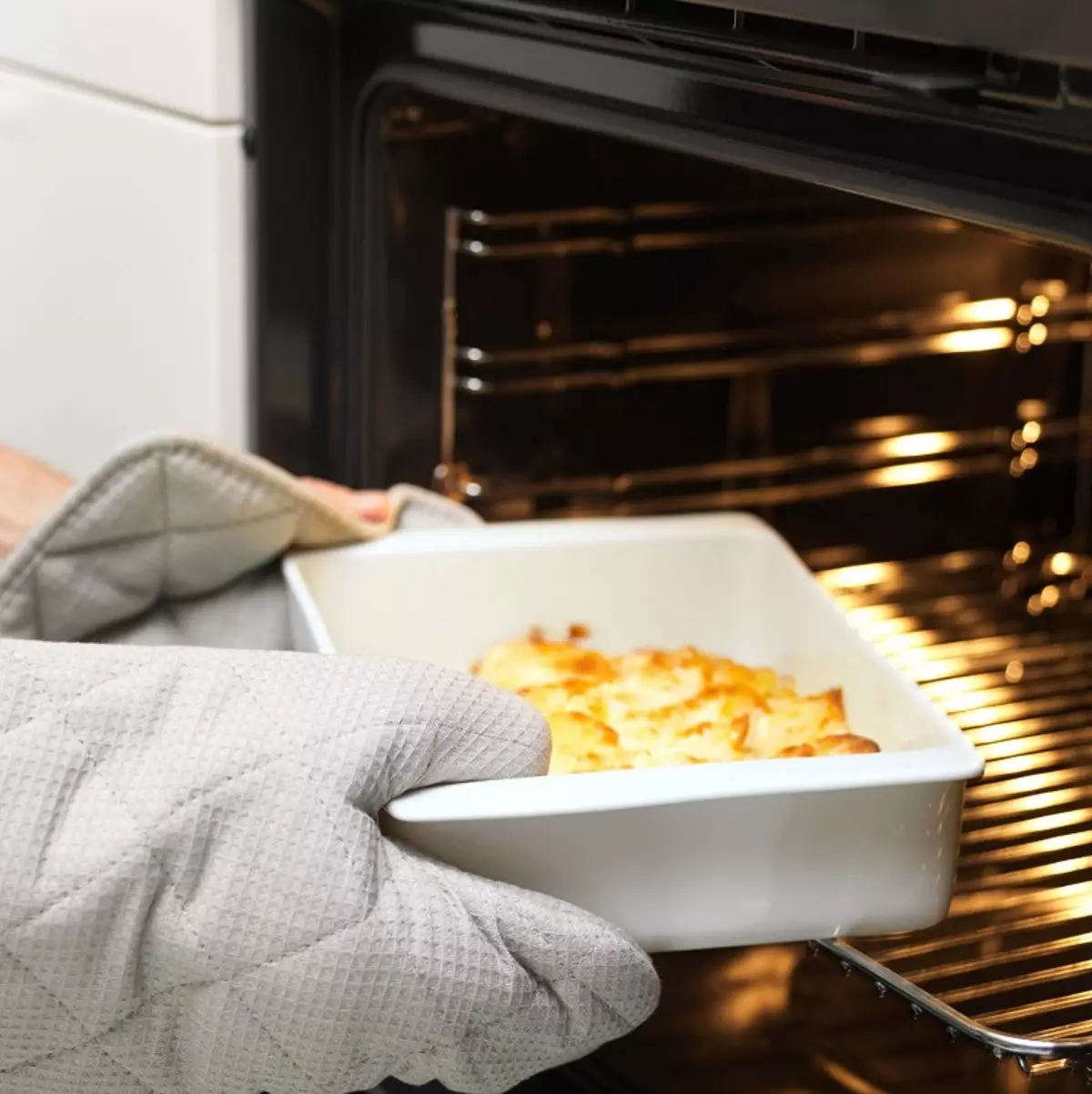 Keittiövälineet uuniin: Mikä on parempi astioiden leivonta? Tyypit lämmönkestäviä ruokia, joissa on kansi ja ilman kaasua ja sähköuuneja 10752_26