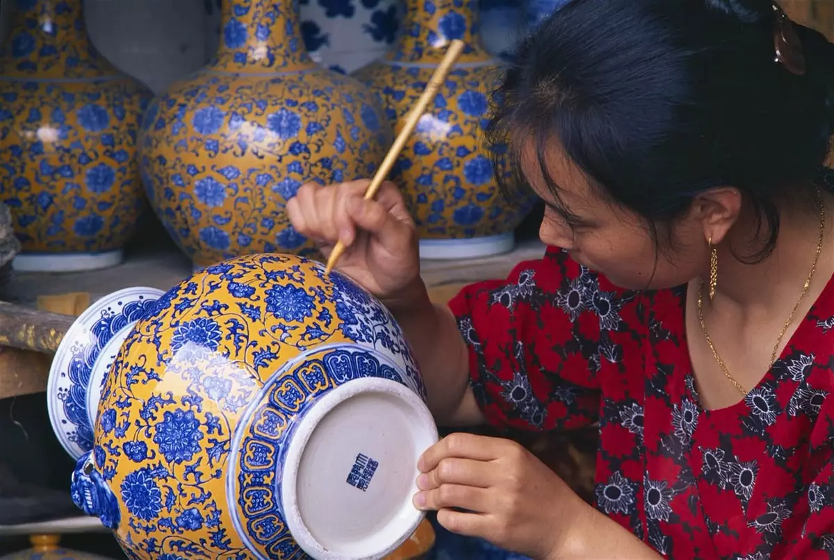 Chinese porselein (51 foto's): ontwikkeling geskiedenis, vintage vase en moderne wit eetgerei met brons. Hoe om ware porselein te onderskei van valse? 10756_10