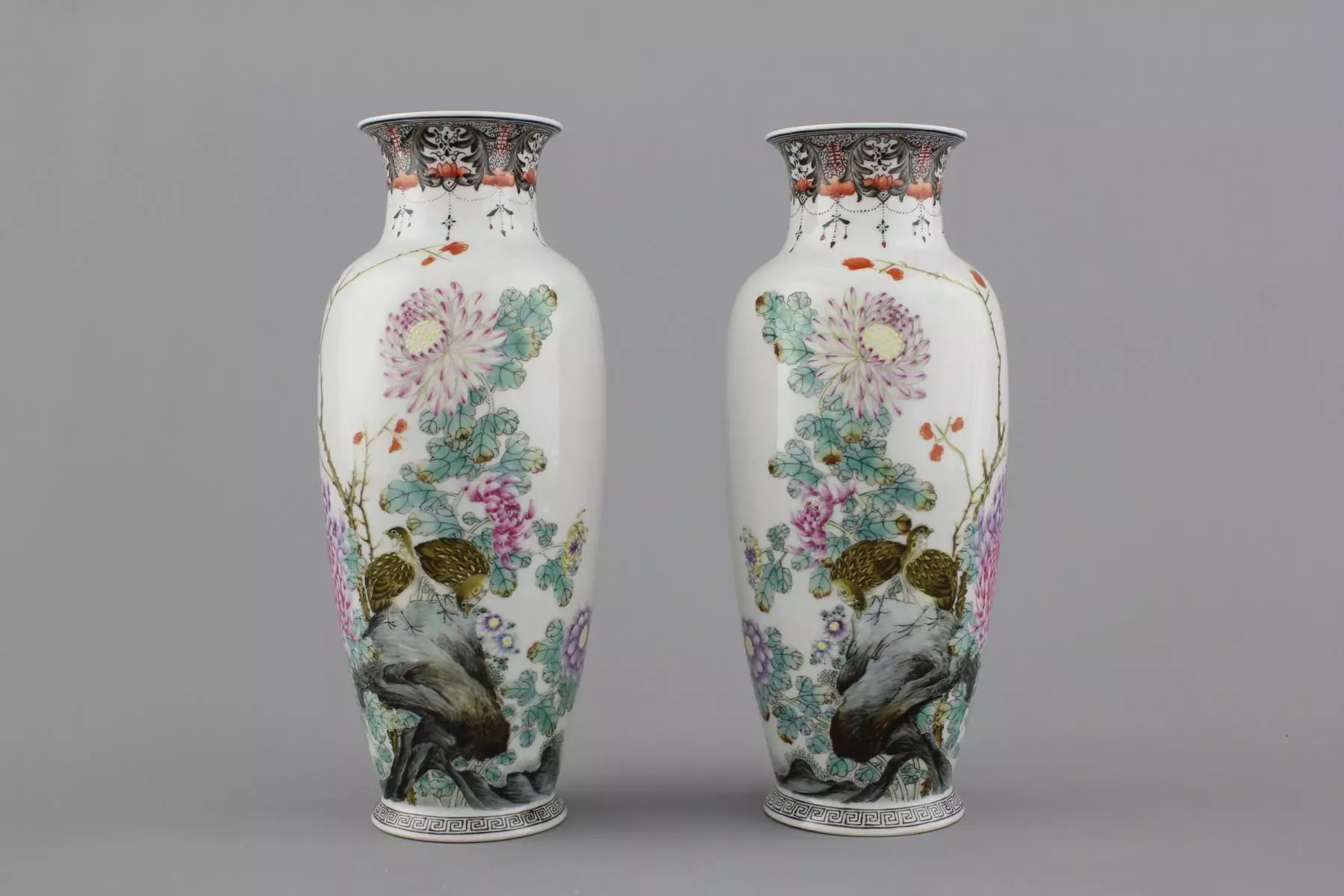 Chinese porselein (51 foto's): ontwikkeling geskiedenis, vintage vase en moderne wit eetgerei met brons. Hoe om ware porselein te onderskei van valse? 10756_15